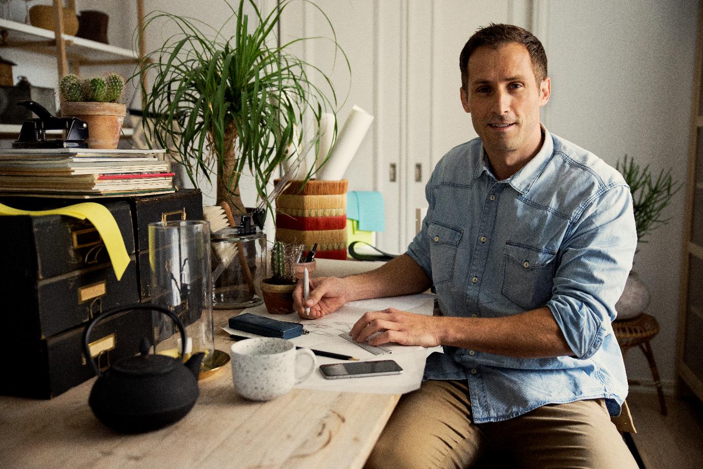 Johan Hedengran vid sitt kontor hemma i Umeå